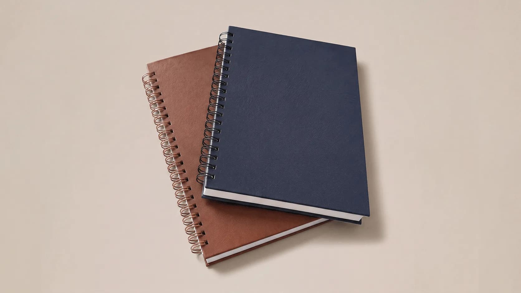 Agenda permanente empresarial personalizada en colores café y azul, con anillo doble O, estuche Earth Pact y esfero.