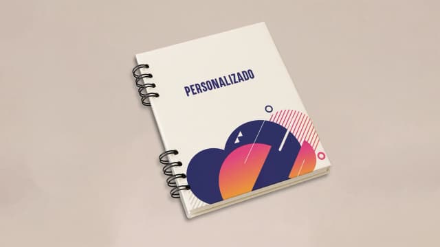 Libreta Essential personalizada de tapa dura, con anillo doble O y hojas rayadas.